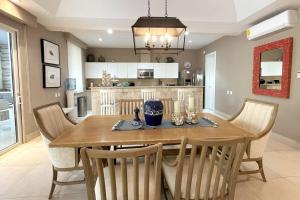 Gallery image of Laguna Lake House - Private Pool - Sleeps 12 - Elegant in Playa Blanca