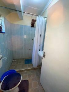 e bagno con servizi igienici, lavandino e doccia. di ECOVALE-KIJABE a Kijabe