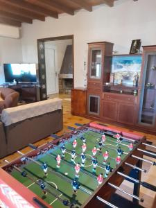 Manteshouse في باليوكاستريتسا: غرفة معيشة مع طاولة كبيرة +35 صورة