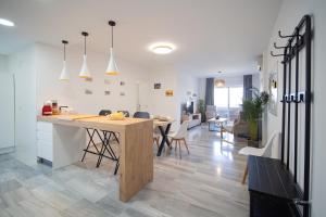 Il comprend une cuisine et un salon avec une table et des chaises. dans l'établissement Balcón a Doñana, à Sanlúcar de Barrameda
