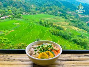 eine Schüssel mit Essen auf einem Tisch mit Aussicht in der Unterkunft Pu Luong - Duy Phuong Homestay in Thanh Hóa
