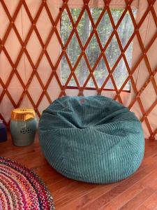 una poltrona rotonda per pouf seduta sul pavimento di una yurta di Heated & AC Yurt a Penn Yan