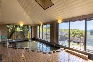 una gran piscina cubierta en un edificio con ventanas en Goto Conkana Kingdom, en Goto