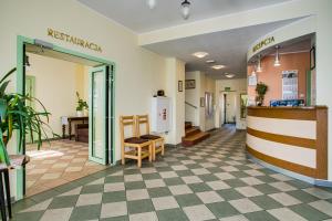 hol szpitala z ladą i krzesłami w obiekcie Hotel Sowa w Elblągu