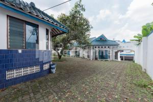 a house with a blue and white facade at Biru Homestay Bandung Mitra RedDoorz in Bandung