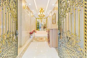 un pasillo con puertas doradas ornamentadas y una escalera en Affa Boutique Hotel en Hanoi