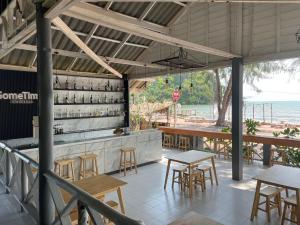 un restaurante con mesas y sillas y un bar en Bangburd Resort, en Ban Khiam En