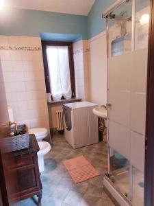 トリノにあるLa Casina Del Grilloのバスルーム(シャワー、トイレ、シンク付)