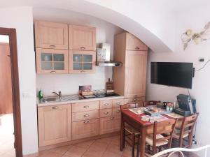 トリノにあるLa Casina Del Grilloのキッチン(ダイニングルームテーブル、テレビ付)