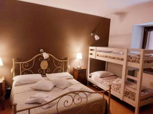 トリノにあるLa Casina Del Grilloのベッドルーム1室(二段ベッド2組、ランプ付)