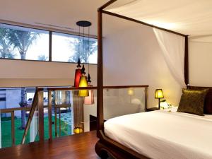 una camera con un letto e una grande finestra di Inasia Beach Villa by Elite Havens a Lipa Noi
