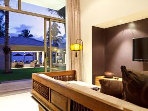 un soggiorno con divano e una grande finestra di Inasia Beach Villa by Elite Havens a Lipa Noi