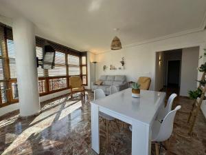 un soggiorno con tavolo e sedie bianchi di Experiencia Centro Cartagena a Cartagena