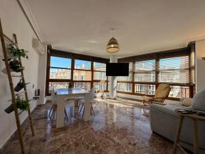 ein Wohnzimmer mit einem Tisch und einem Sofa in der Unterkunft Experiencia Centro Cartagena in Cartagena