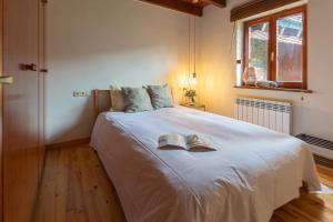 Un dormitorio con una cama grande con dos sombreros. en Casa Horts del Vilar, en Urtx