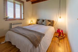 - une chambre avec un grand lit blanc dans l'établissement Casa Horts del Vilar, à Urtx