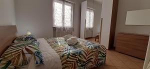 a bedroom with a bed with towels on it at CASA PRIMAVERA in Vado Ligure