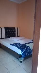 a bedroom with two beds in a room at Duren medan Twbm Rumpin in Sawah