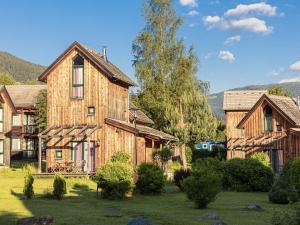 ザンクト・ローレンツェン・オプ・ムーラウにあるSplendid Holiday Home in Kreischberg Murau near Ski Resortの草原の大木造家屋
