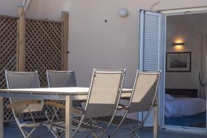 アテネにあるDowntown Cocoon with Roof Deckのベッド付きの部屋(テーブル、椅子付)