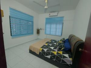 - une chambre avec un lit et une fenêtre dans l'établissement Muslim Nur Homestay, à Kepala Batas