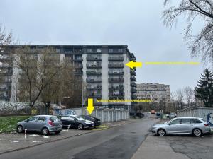 克拉科夫的住宿－Apartament Zlota Jesień 2C，一条在大楼前停放汽车的街道