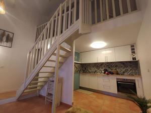 eine Küche mit einer Wendeltreppe in der Küche in der Unterkunft Appartement cosy 2/4 personnes in La Roquebrussanne