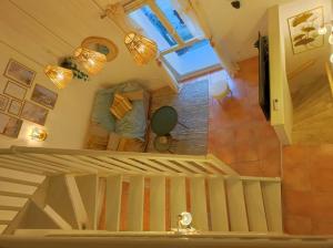 einen Blick über eine Treppe in einem Haus in der Unterkunft Appartement cosy 2/4 personnes in La Roquebrussanne