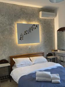 una camera con un letto e una foto appesa al muro di MiTerra Cozy Apartments a Andritsaina