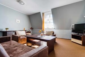 Televízia a/alebo spoločenská miestnosť v ubytovaní Hotel Sowa