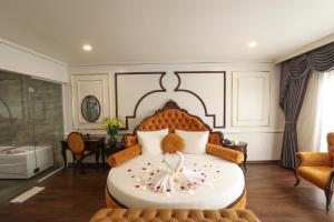 Säng eller sängar i ett rum på Royal Văn Phú Hotel