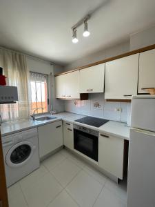 A kitchen or kitchenette at Alpen1 Europeñiscola