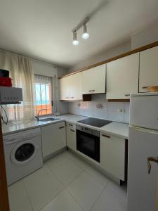 A kitchen or kitchenette at Alpen1 Europeñiscola
