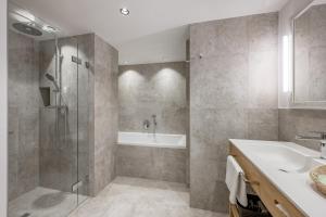 Łazienka w obiekcie Hotel Enzian & Apartmenthotel Johannes