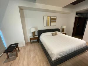 - une chambre avec un lit, une table et une chaise dans l'établissement Apartamento en Lobby33, à Guadalajara