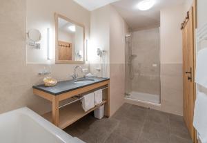 Łazienka w obiekcie Hotel Enzian & Apartmenthotel Johannes