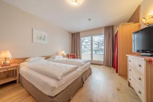 Łóżko lub łóżka w pokoju w obiekcie Hotel Enzian & Apartmenthotel Johannes