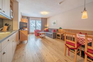 Kuchnia lub aneks kuchenny w obiekcie Hotel Enzian & Apartmenthotel Johannes