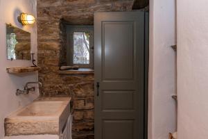 Kúpeľňa v ubytovaní Tinos Olive Mill House