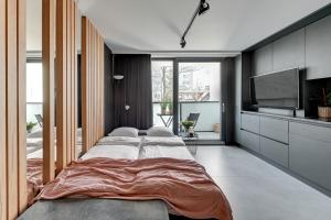 um quarto com 3 camas e uma televisão de ecrã plano em Thomas Apartament SOPOT em Sopot