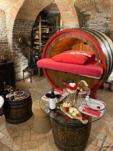 una camera con un letto a botte e un tavolo con cibo di Al Silter a Capriate San Gervasio