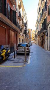 un coche aparcado al lado de una calle con edificios en Heart Of Palma en Palma de Mallorca