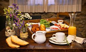 - une table en bois avec un plateau de nourriture et de boissons dans l'établissement Posada de Urreci, à Aldeanueva de Cameros
