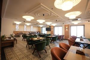 TV a/nebo společenská místnost v ubytování Lime Tree Hotel and Banquet Greater Noida