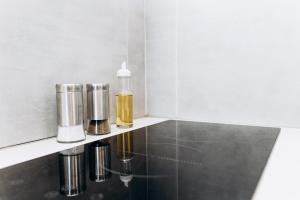- une étagère dans la salle de bains avec 2 bouteilles de parfum dans l'établissement RESA apart - нові smart-квартири біля річки, à Oujhorod