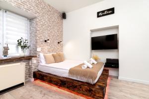 Televízia a/alebo spoločenská miestnosť v ubytovaní WOW Apartment by Cozyplace
