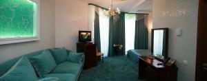 TV a/nebo společenská místnost v ubytování Optima Collection Park Hotel Ivano-Frankivsk