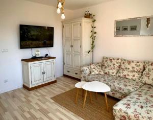 - un salon avec un canapé et une table dans l'établissement Widok Zamku o poranku, à Malbork