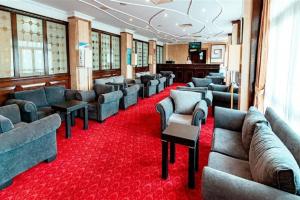 uma sala de espera com sofás e um tapete vermelho em Queen Thermal Resort Hotel em Emet