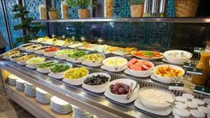 uma linha de buffet com muitos tipos diferentes de alimentos em Queen Thermal Resort Hotel em Emet